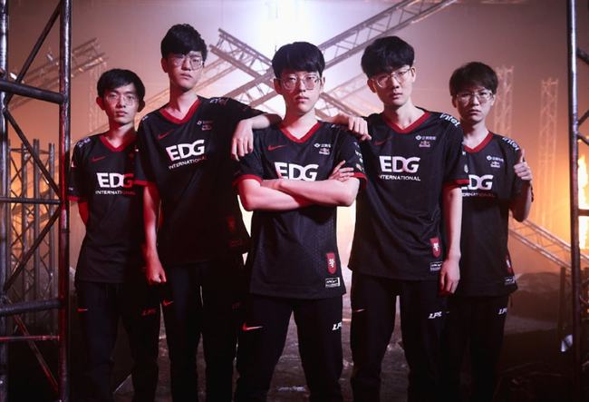 在替补席与 在替补席与